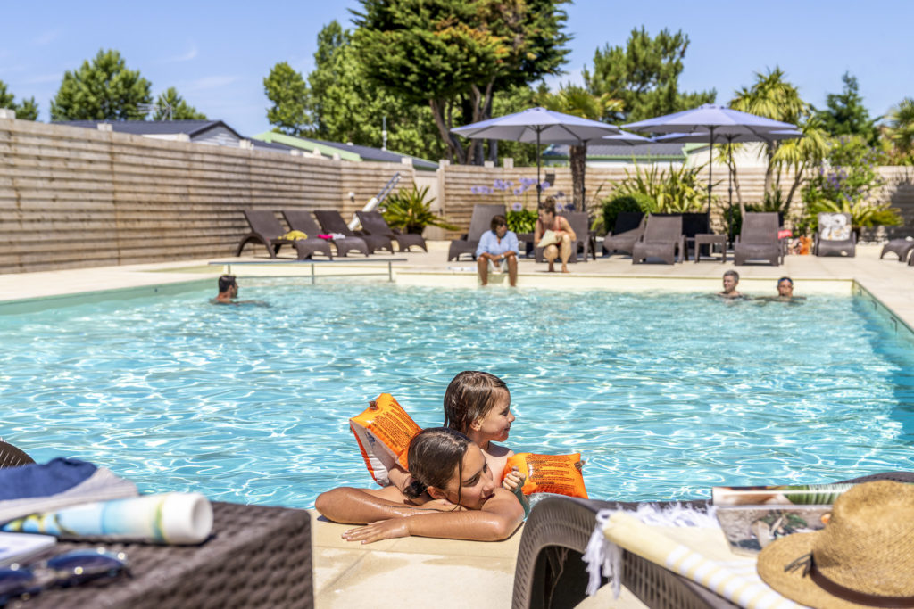 Enfants qui joue dans la piscine du camping Les Dunes
