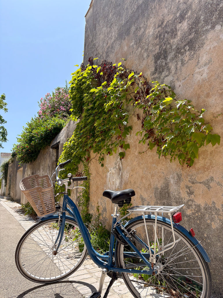 Vélo dans une petite ruelle d'Ars en Ré