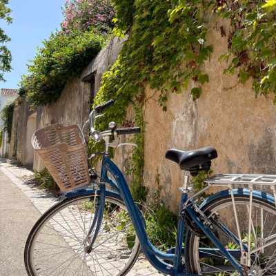Vélo dans une petite ruelle d'Ars en Ré