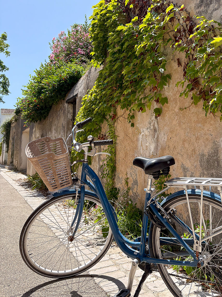 Vélo dans une petite ruelle d'Ars en Ré