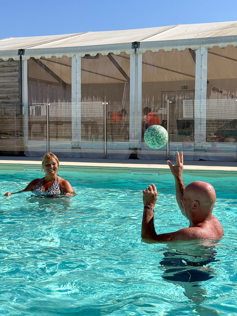 Deux personne qui joue au volley dans une piscine sur l'Île de Ré