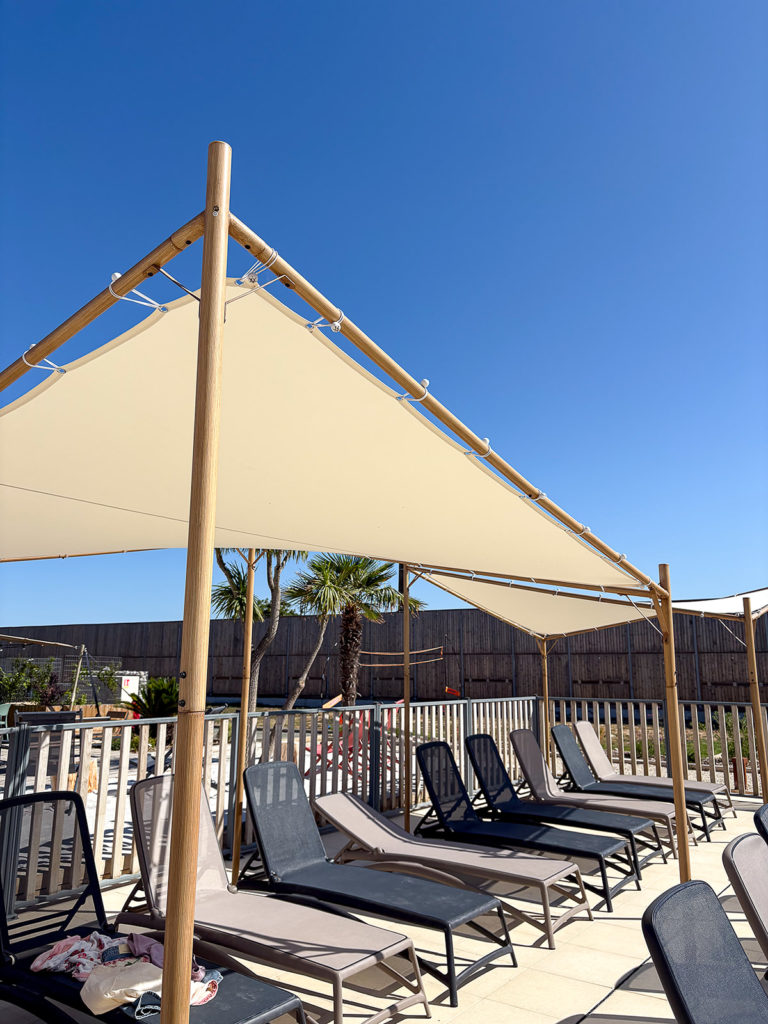 Transat sur la plage de l'espace aquatique du camping Les Dunes 