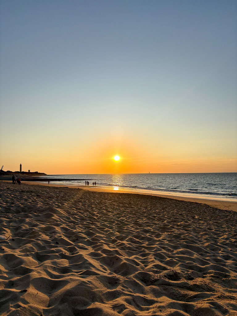 Plage de l'Île de Ré au coucher du soleil 