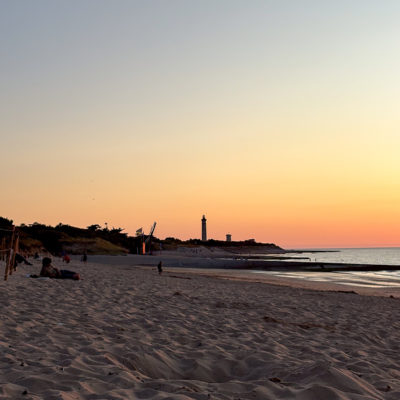 Plage de l'île de Ré au couché du soleil 