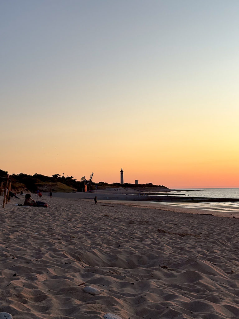 Plage de l'île de Ré au couché du soleil 